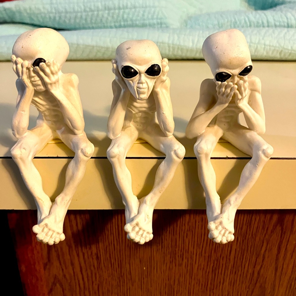 Glow in the dark alien figurines see no evil speak no evil hear no evil